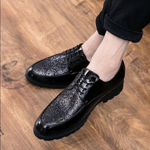 Load image into Gallery viewer, fashion men footwear leather shoes Men Dress Shoes wedding business Bullock Designer black Gold Oxfords Bling Bling LE-47