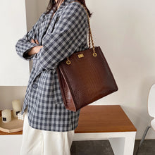 Load image into Gallery viewer, Crocodile pattern Crossbody bag 2020 Fashion New High Quality Leather Women&#39;s Designer Handbag Lock Chain Shoulder Messenger bag