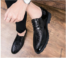 Load image into Gallery viewer, fashion men footwear leather shoes Men Dress Shoes wedding business Bullock Designer black Gold Oxfords Bling Bling LE-47