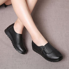 Load image into Gallery viewer, EFFGT 2020 Fashion Soft Leather Round head Women Casual Flats Ladies Side Zipper Flat Oxford Shoes New Mother single Shoes