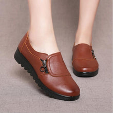 Load image into Gallery viewer, EFFGT 2020 Fashion Soft Leather Round head Women Casual Flats Ladies Side Zipper Flat Oxford Shoes New Mother single Shoes