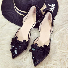 Load image into Gallery viewer, Lovely women 3cm kitten heels,Nude/Gray/Black patent leather floral low heels young ladies D&#39;orsay pumps bridesmaid shoes gifts