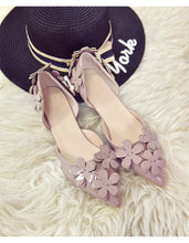 Load image into Gallery viewer, Lovely women 3cm kitten heels,Nude/Gray/Black patent leather floral low heels young ladies D&#39;orsay pumps bridesmaid shoes gifts