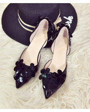 Load image into Gallery viewer, Lovely women 3cm kitten heels,Nude/Gray/Black patent leather floral low heels young ladies D&#39;orsay pumps bridesmaid shoes gifts